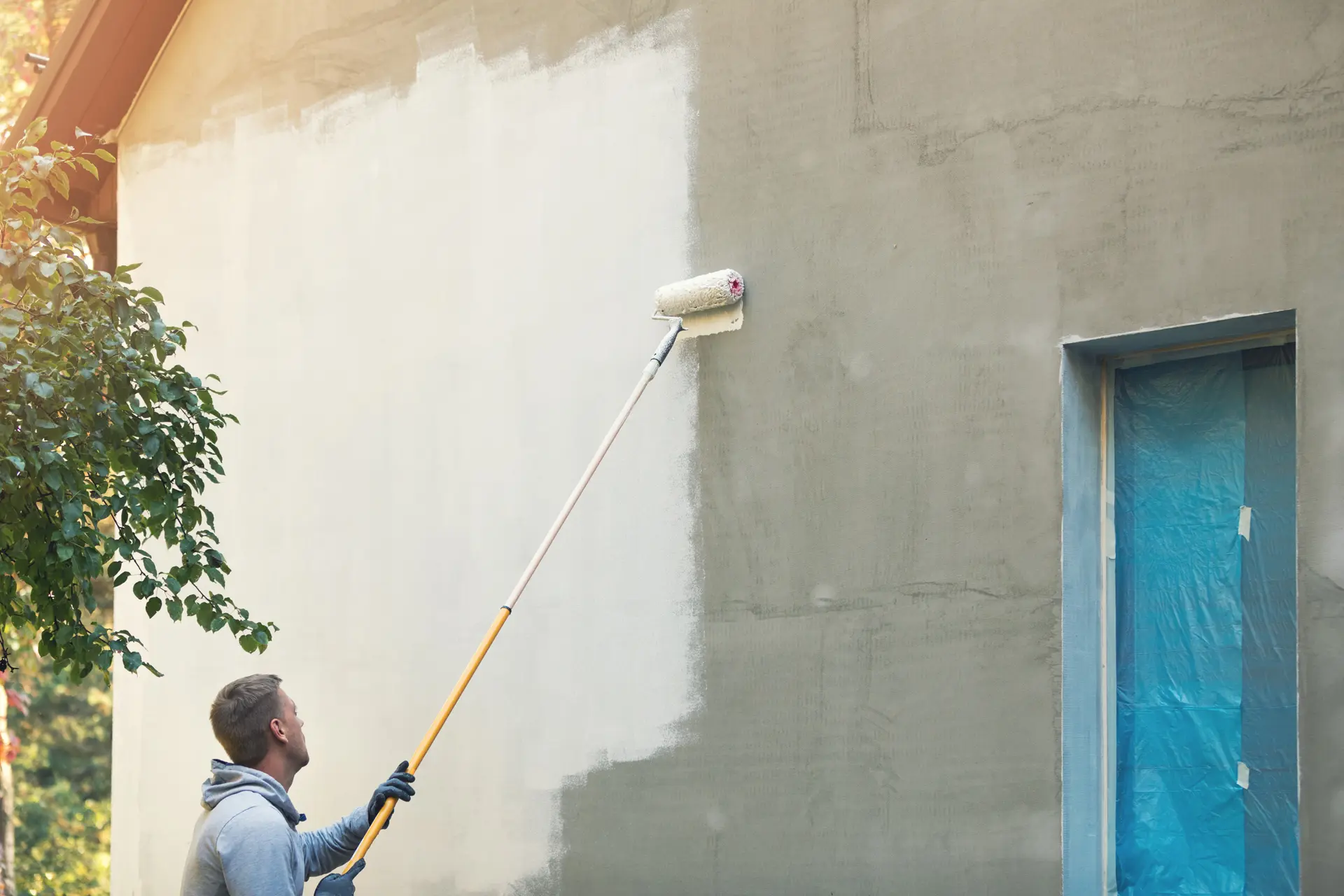 Pintor trabajando en una fachada en Madrid